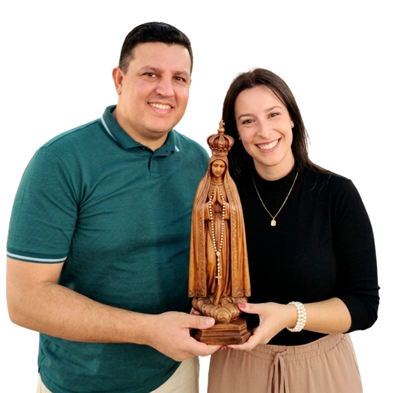 Priscila e Devid segurando uma imagem de Nossa Senhora de Fátima